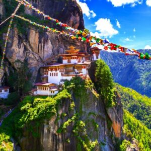 Paro Tigers Nest in Bhutan, mit tibetischen Gebetsfahnen