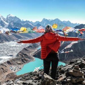 Am Gokyo Ri mit Blick auf die Gokyo Seen - Gebetsfahnen Nepal