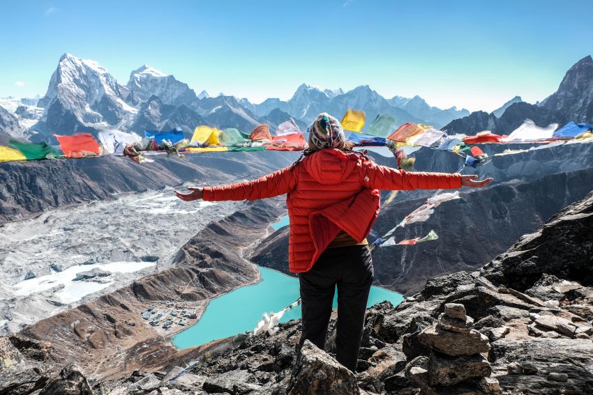 Am Gokyo Ri mit Blick auf die Gokyo Seen - Gebetsfahnen Nepal