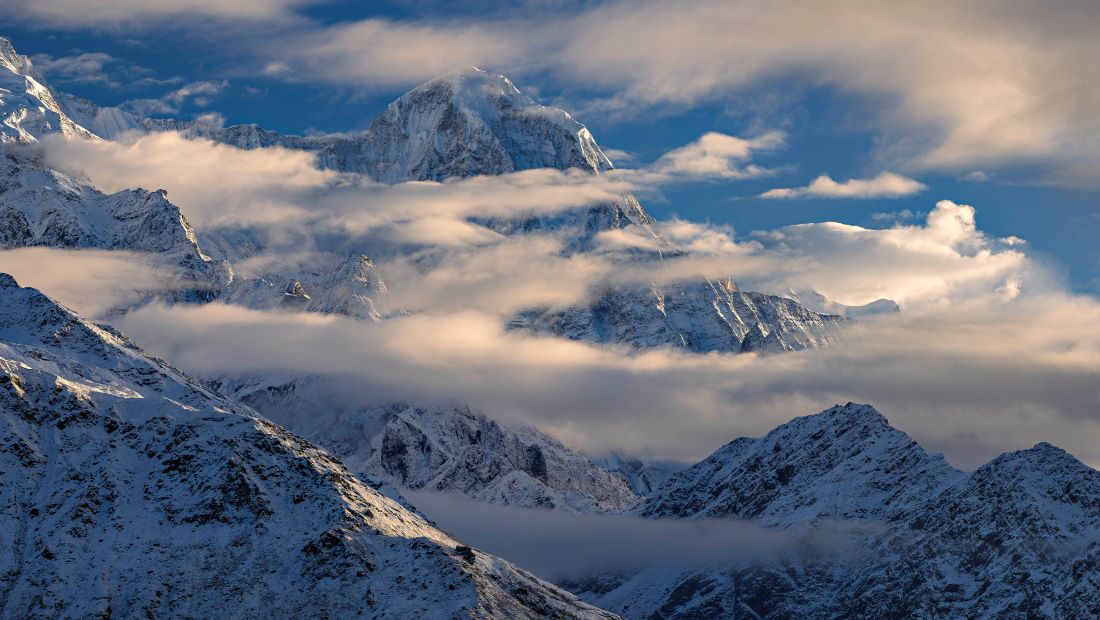 Annapurna in Wolken vor dem Sonnenuntergang